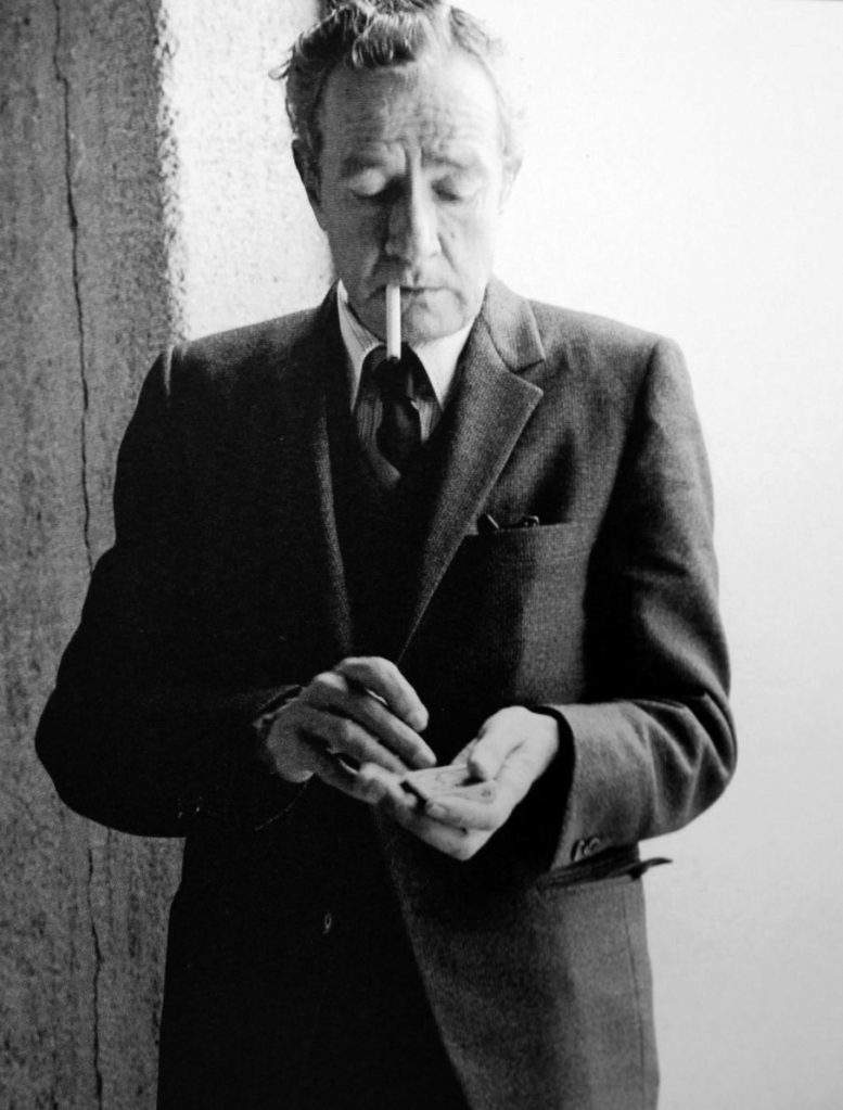 Fotografía de Juan Rulfo encendiendo un cigarro